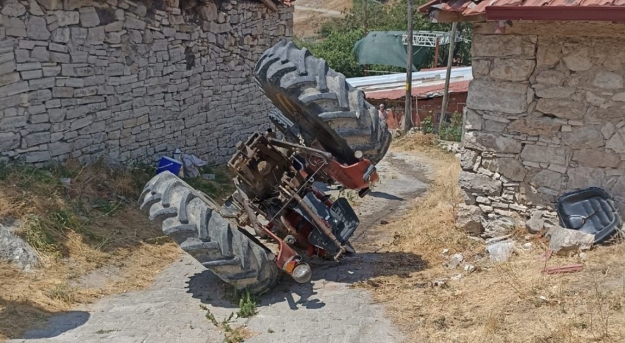 Devrilen traktörün altında kalan sürücü hayatını kaybetti