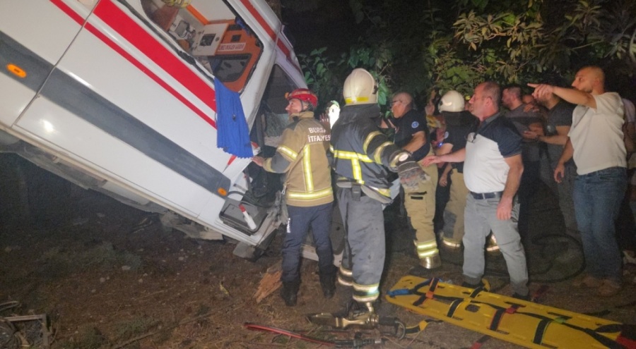 Bursa'da can pazarı! Kamyonet ile ambulans çarpıştı
