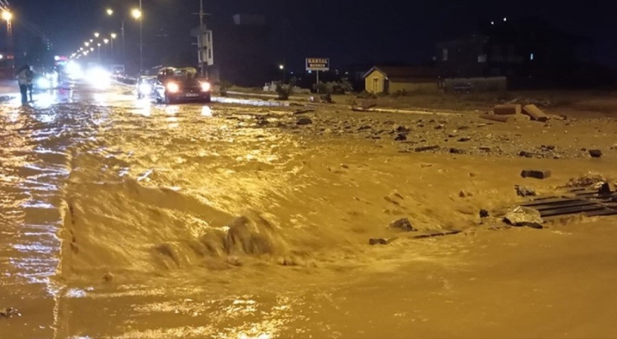 Konya'da etkili olan sağanak sele dönüştü