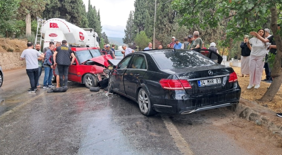 Bursa'da Mercedes ile Tofaş otomobil çarpıştı! 1 ölü, 4 yaralı