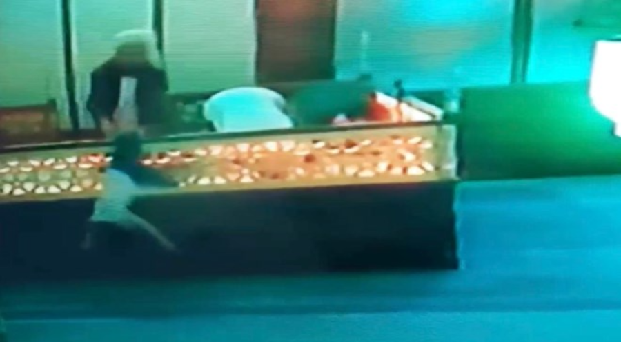 Cami imamı yüksekten düşen çocuğu havada yakaladı
