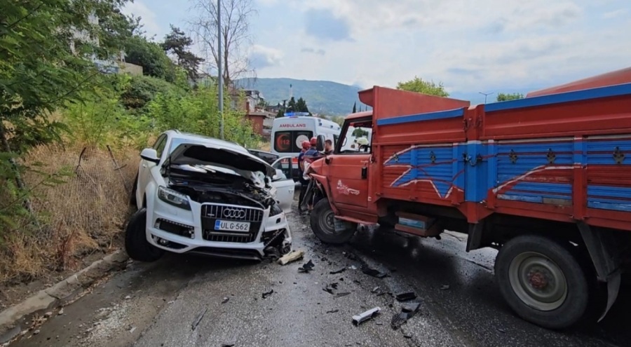 Kamyonet ile cip çarpıştı: 4'ü çocuk 5 yaralı