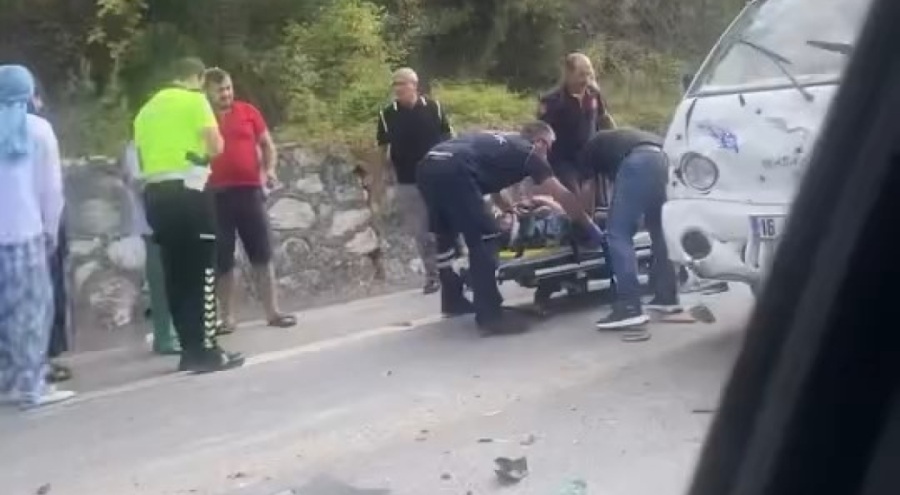 Bursa'da kamyonet otomobile çarptı! Çok sayıda yaralı