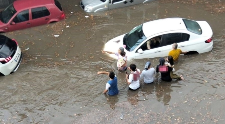 Denizli'de sağanak yağış felç etti