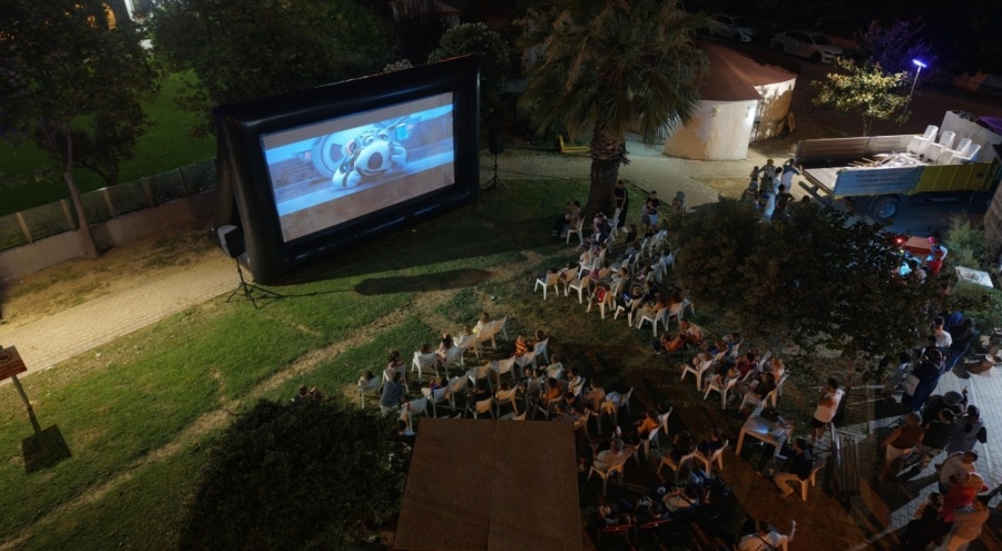 Gemlikli çocukların açık hava sinema keyfi