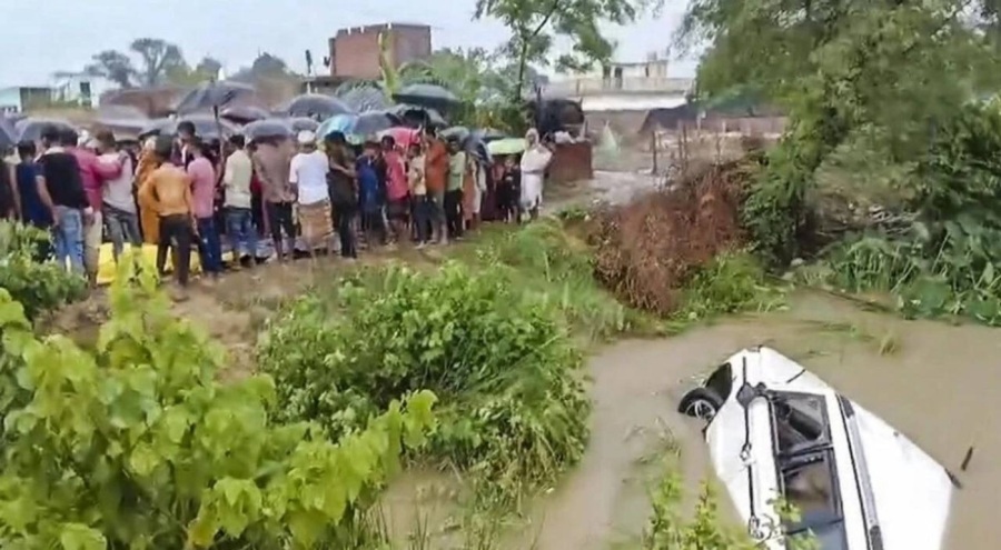 Hindistan'da arazi aracı su kanalına düştü: 11 ölü