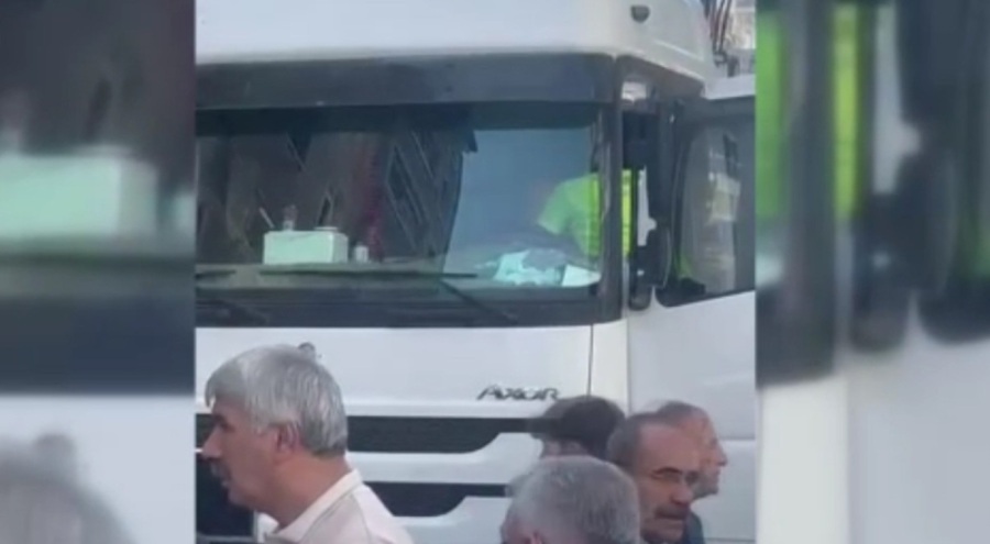 Kalp krizi geçiren tır sürücüsü otomobile çarptı