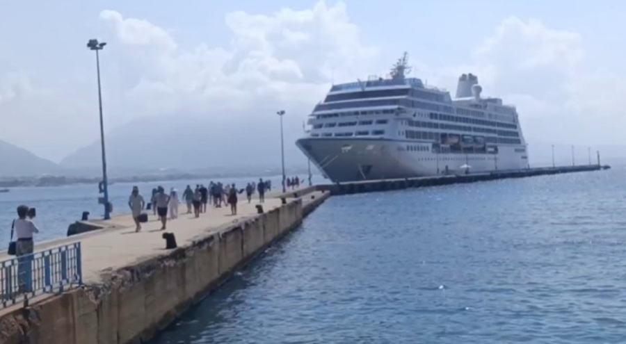 Amerikalı 602 yolcu ve 393 mürettebatlı dev kruvaziyer Alanya'da
