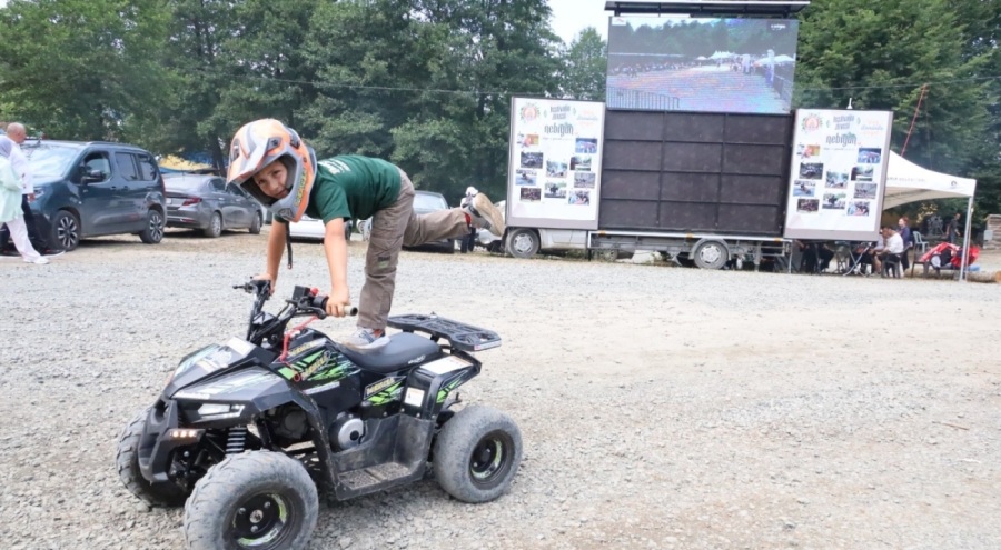 6 yaşındaki Ömer, ATV motoruyla festivalde dikkat çekti