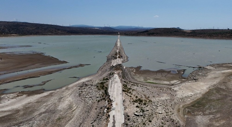 Barajda su seviyesi düştü: Eski kara yolu ortaya çıktı