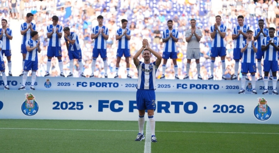Porto, Luuk de Jong'u renklerine bağladı