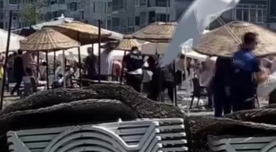 Bursa'da halk plajında izinsiz şekilde şezlong koyup para alan şahıslar ile zabıtalar arasında ka...