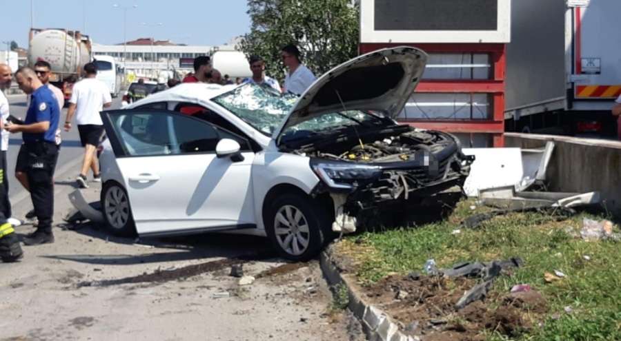 Kazada kontrolden çıkan otomobil akaryakıt istasyonunun duvarına çarptı