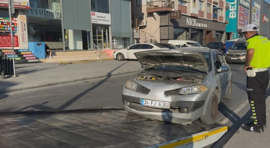 Refüje çıkan araç elektrik direğine çarptı