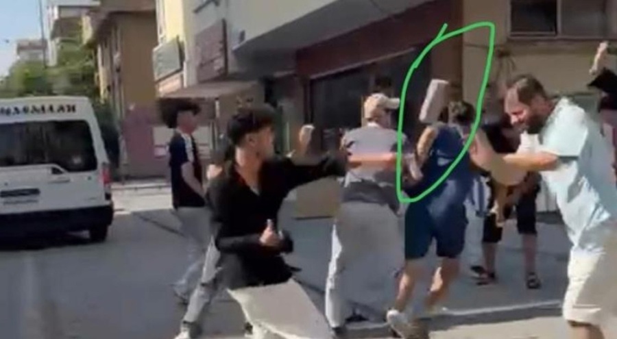 Kavga ettikleri şahsı taşla bayılttılar!