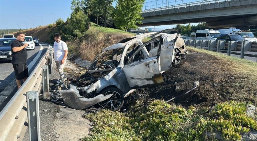 Kontrolden çıkıp refüje giren otomobil alev alev yandı