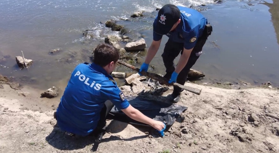 Meriç Nehri'nde suların çekilmesi ile tarihi tüfek bulundu