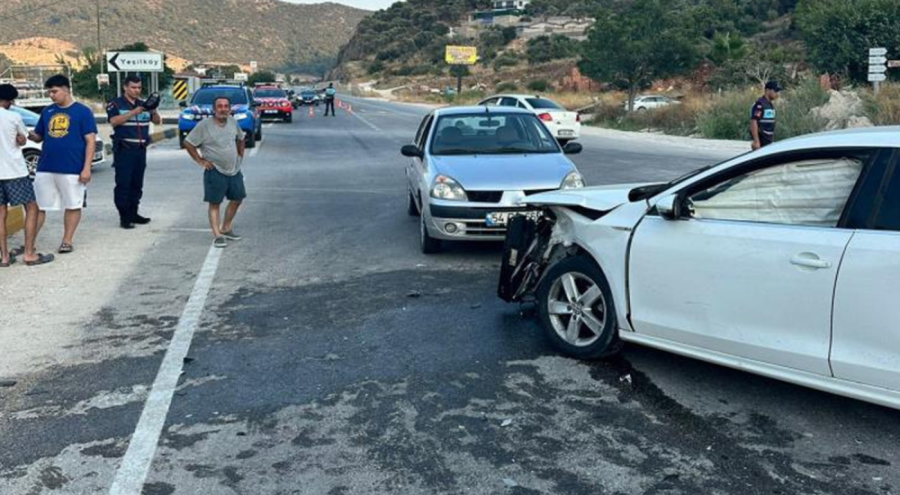 Üç aracın karıştığı kazada çok sayıda yaralı