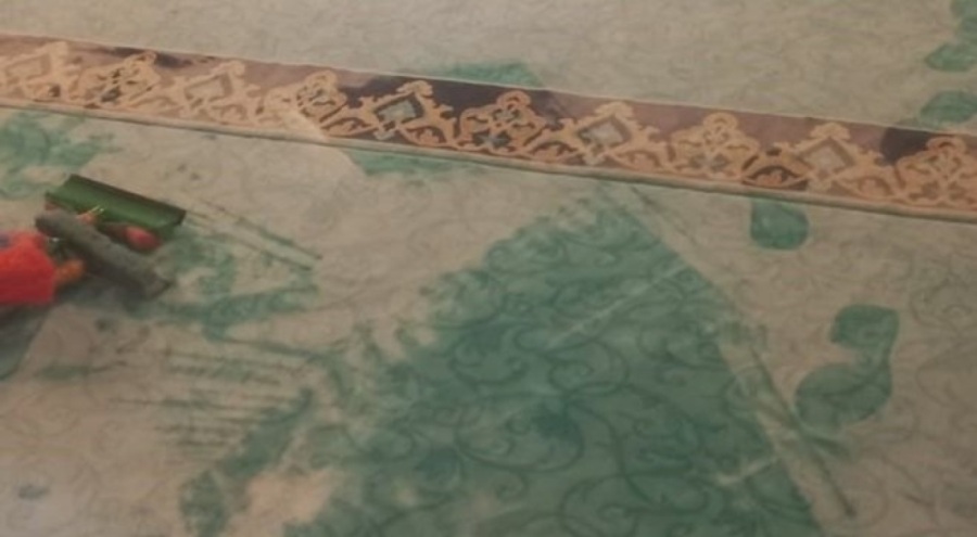 Şakanın dozunu kaçıran gençler camiye zarar verdi