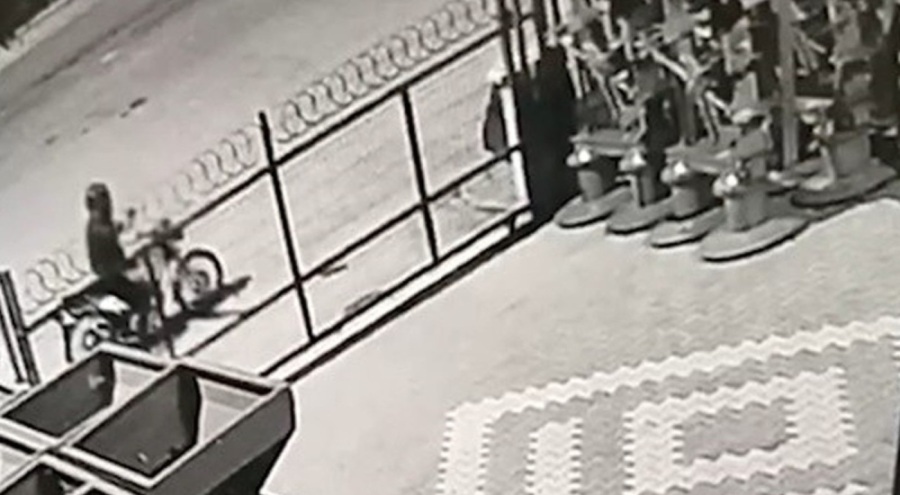 İş yerine silahlı saldırı düzenleyen zanlılar kıskıvrak yakalandı