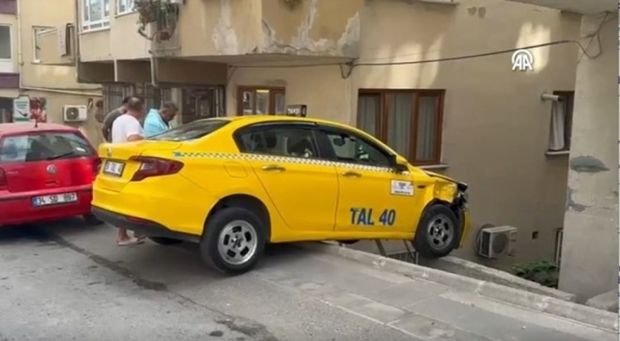 İlginç kaza! Taksi duvarda asılı kaldı