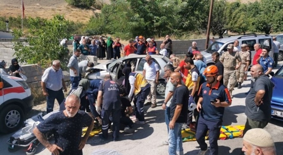 Otomobil duvara çarptı: Bir can kaybı, üç yaralı