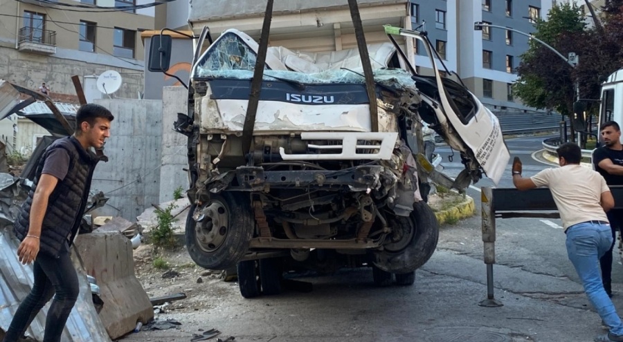 Rampadan inen kamyonet bariyerlere çarptı