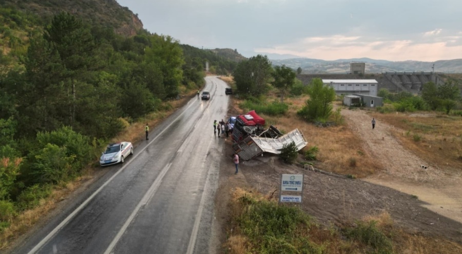 Bursa'da tır şarampole devrildi!