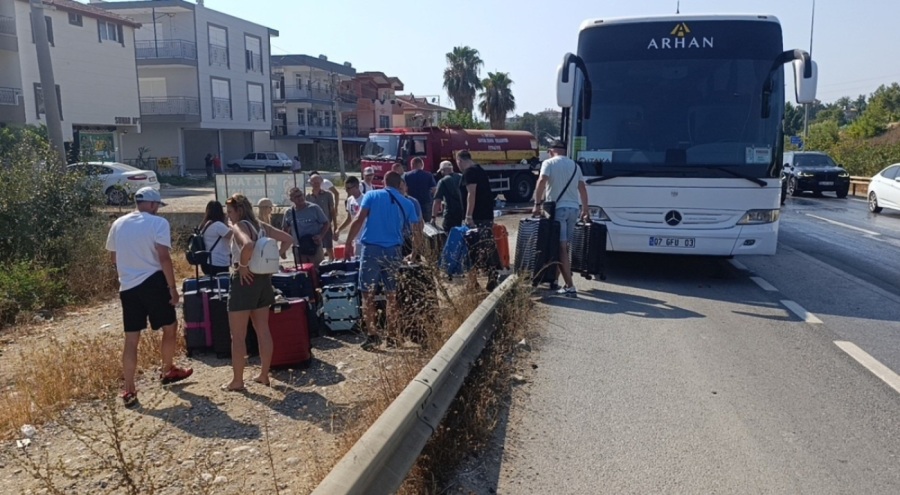 Seyir halindeki tur otobüsü yandı! Çok sayıda turist tahliye edildi