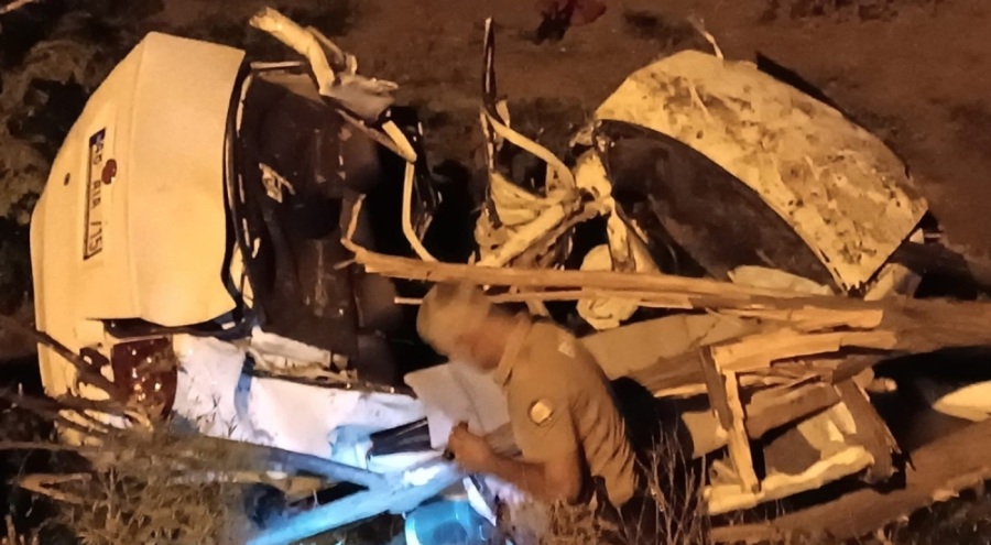 Tarlaya uçan araba enkaza döndü!