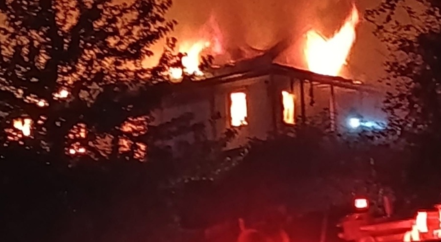 Alkollü şahıs kaldığı evi yaktı