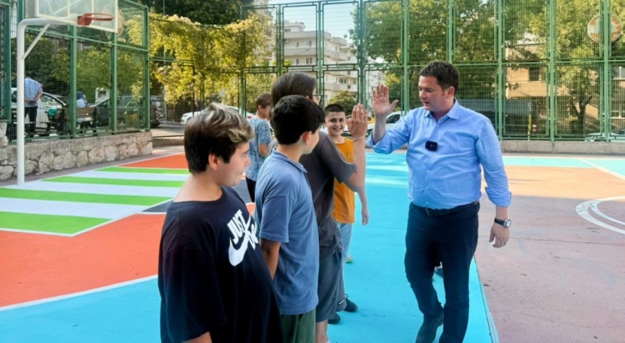 Osmangazi Belediye Başkanı Aydın gençlerle basketbol sahası boyadı