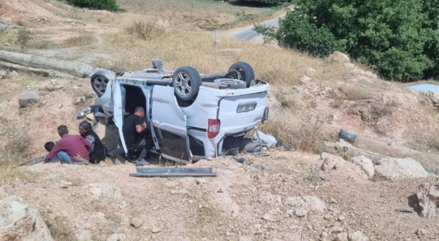Hafif ticari araç şarampole yuvarlandı: 2'si ağır 5 yaralı