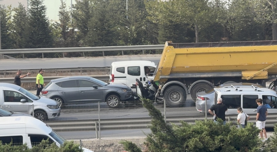 Motosiklet sürücüsü kamyonla otomobil arasına sıkıştı