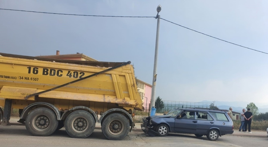 Bursa'da otomobil kamyona çarptı: 4 yaralı