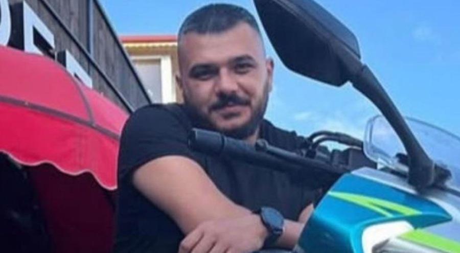 2 aracın arasına sıkışan motosiklet sürücüsü yaşamını yitirdi
