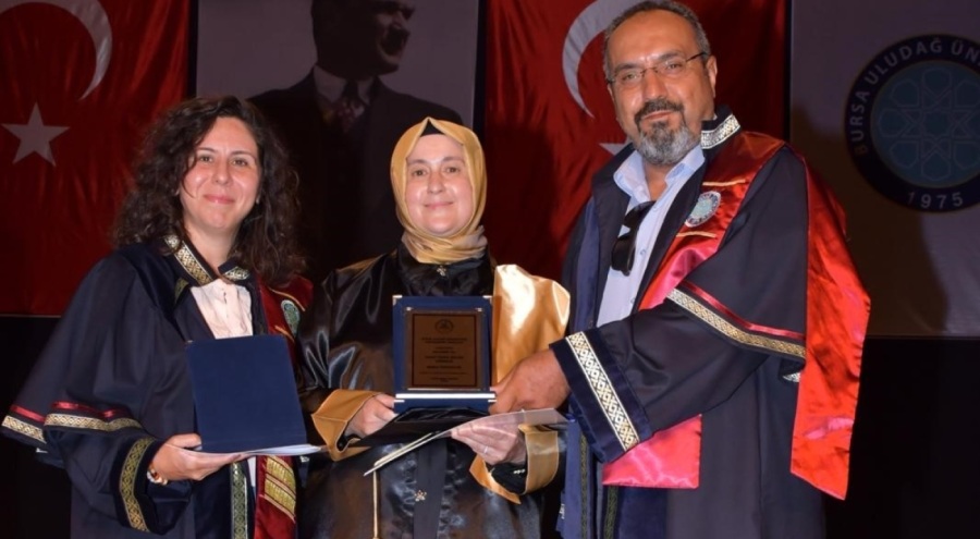 Bursa'da 50 yaşındaki 5 çocuklu annenin başarısı! Üniversitede bölüm birincisi oldu