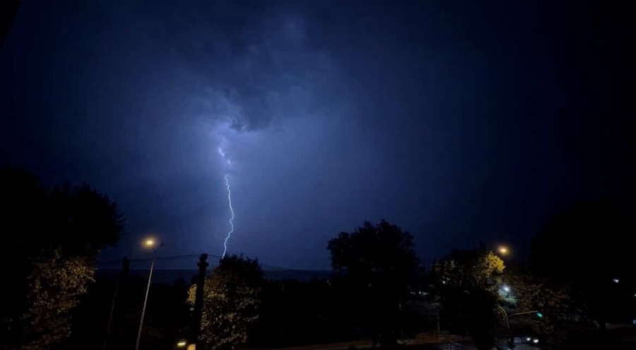 Bursa'da gece karanlığı, şimşeklerle aydınlandı