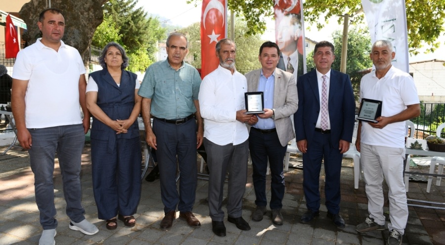 Osmangazi Belediyesi'nden gönüllü temizlik elçilerine teşekkür plaketi