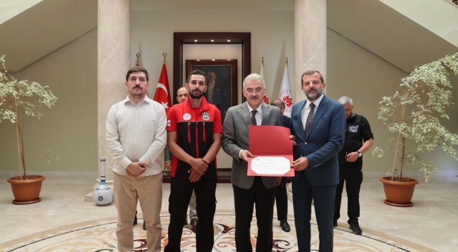 Bursa Valisi Ayyılddız'dan yangın kahramanlarına teşekkür
