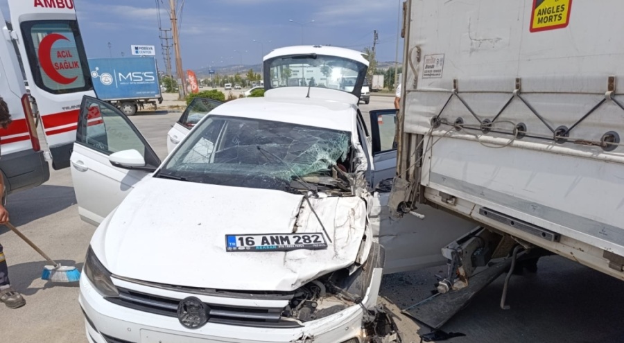 Bursa'da akaryakıt istasyonunda kaza! Otomobil tıra çarptı, genç sürücü sıkıştı
