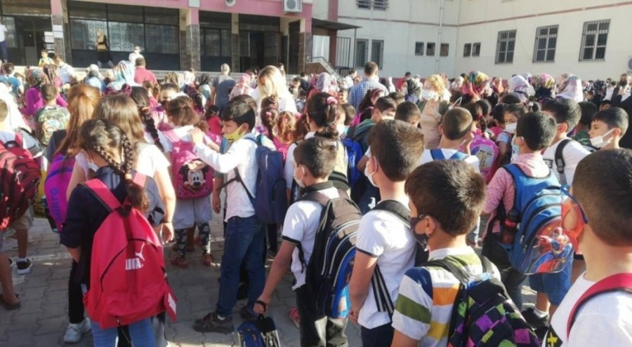 Okullarda zorunlu kıyafet geri geliyor!