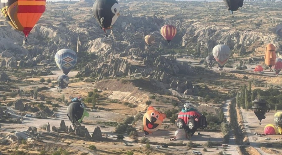 Kapadokya'da Balon Festivali başladı!  27 ülkeden 38 balon gökyüzüne yükseldi