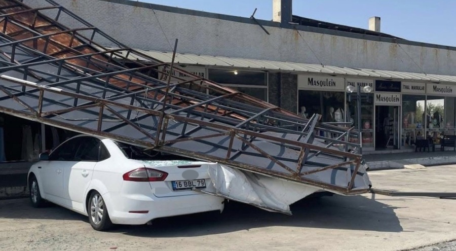 Park halindeki araçların üzerine tabela devrildi