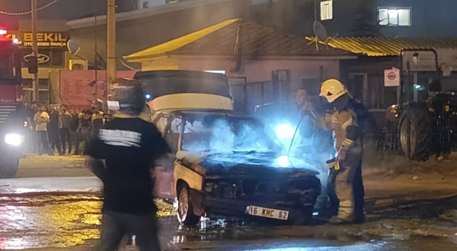 Bursa'da seyir halindeki otomobil alev alev yandı