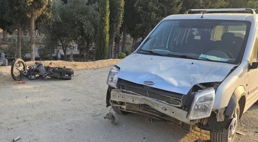 Hafif ticari araçla çarpışan motosiklet sürücüsü can verdi