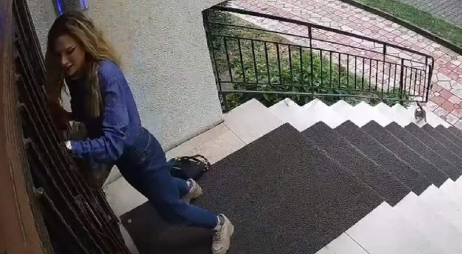 Bursa'da kedi korkusu olan kadın, yavru kedilerle komik kovalamaca yaşadı