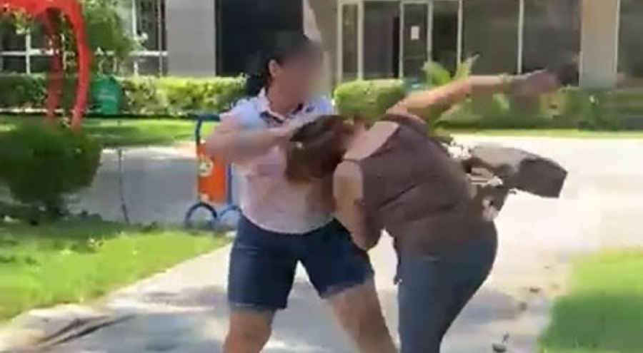 Kocasıyla birlikte parkta bastığı kadını saçından sürükledi