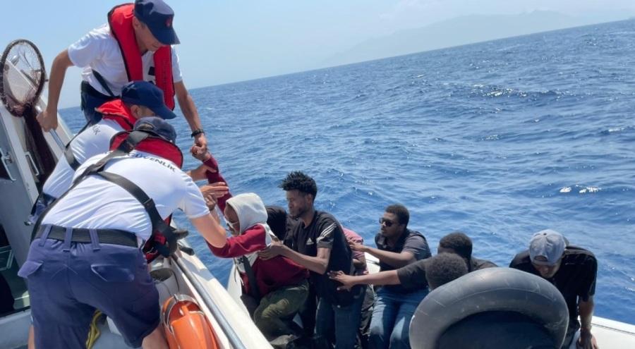 Denizde 13 göçmen kurtarıldı, karada 15 göçmen yakalandı
