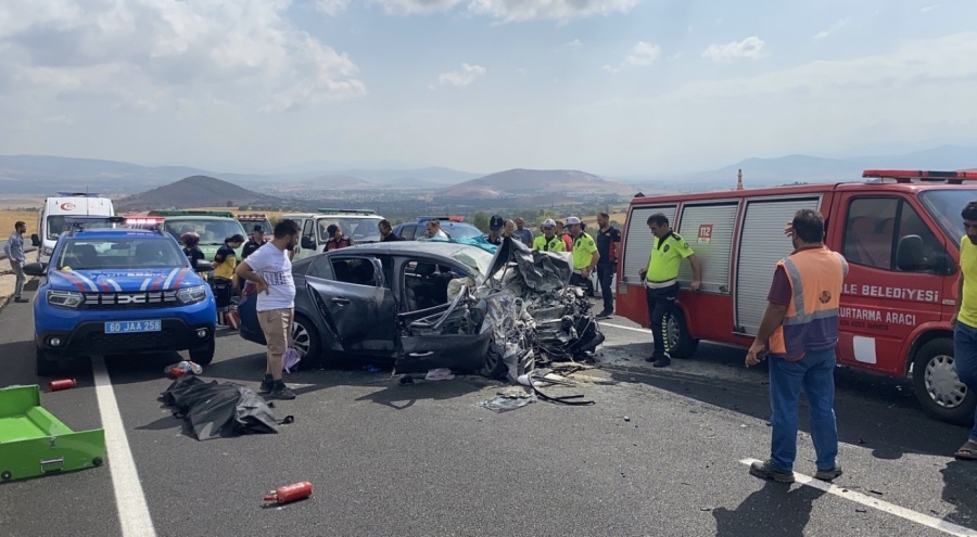 Tokat'ta iki otomobil kafa kafaya çarpıştı! 4 ölü, 1'i ağır 2 yaralı